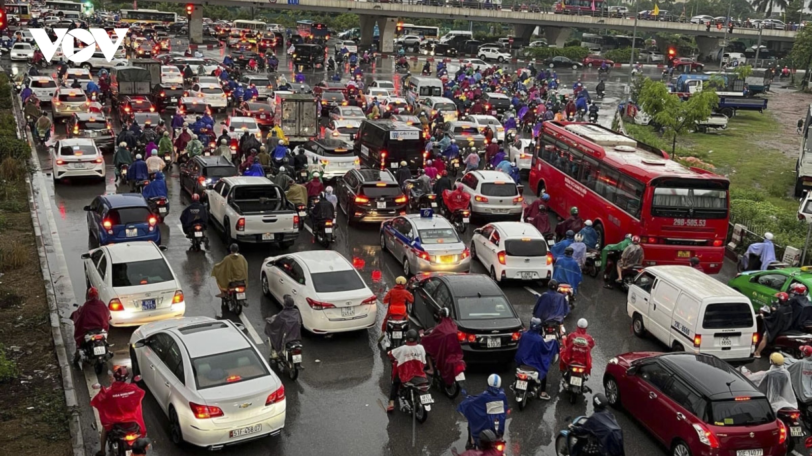Torrential rain causes traffic chaos in Hanoi